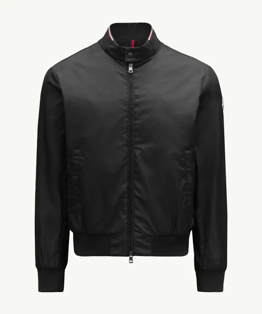Крупный студийный план чёрной куртки-бомбера Moncler Reppe с двусторонней молнией и кнопками