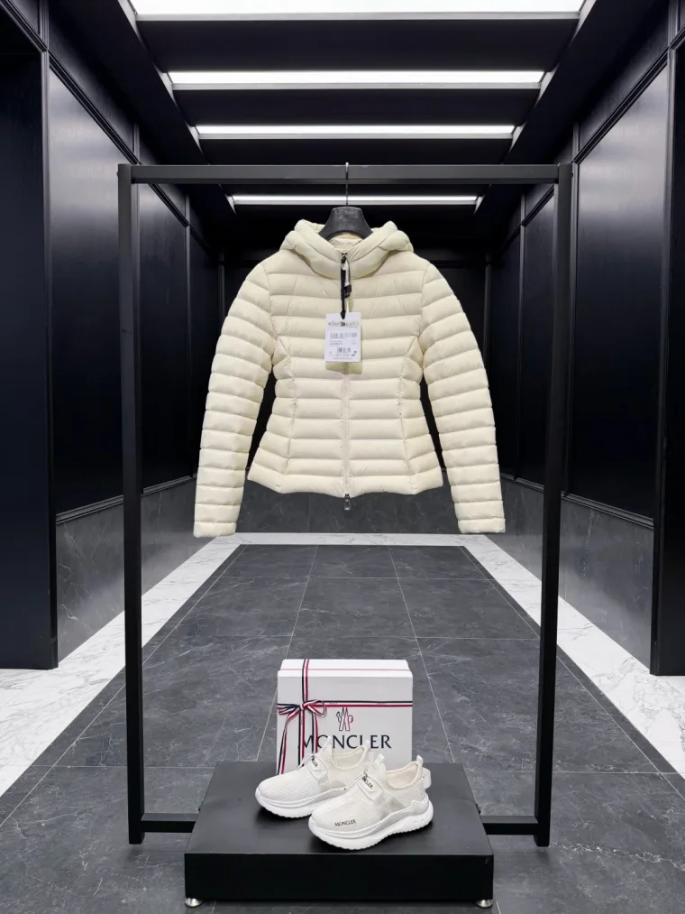 Moncler Белый лёгкий пуховик с капюшоном
