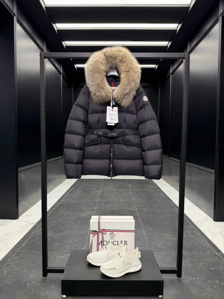 Moncler Чёрный стеганый пуховик Boed с меховой отделкой и поясом