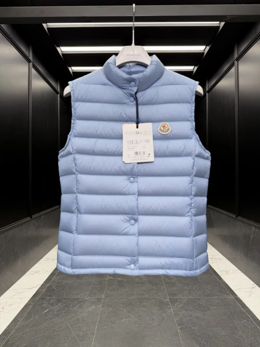 Светло-голубой пуховый жилет Moncler Liane, вид спереди крупным планом