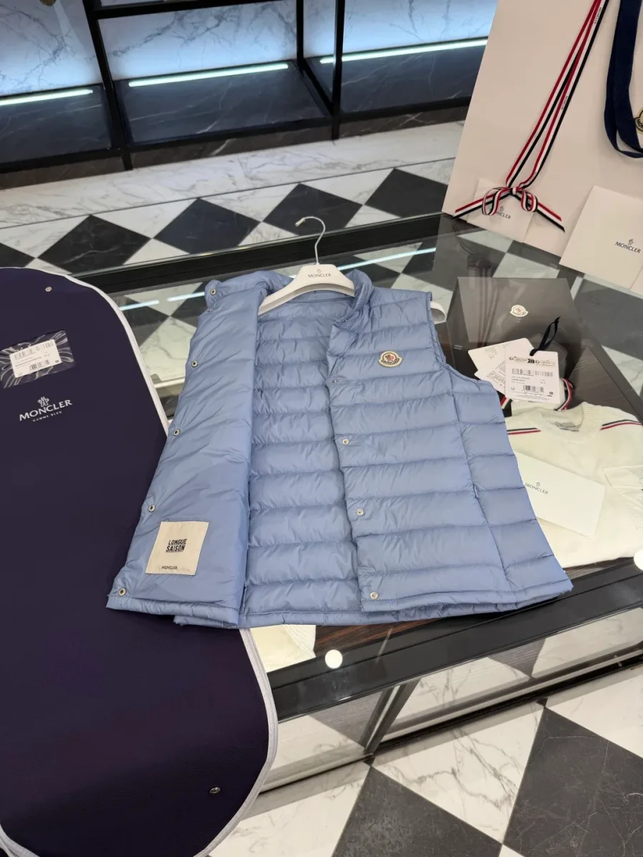 Подкладка и внутренняя нашивка расстегнутого жилета Moncler Liane