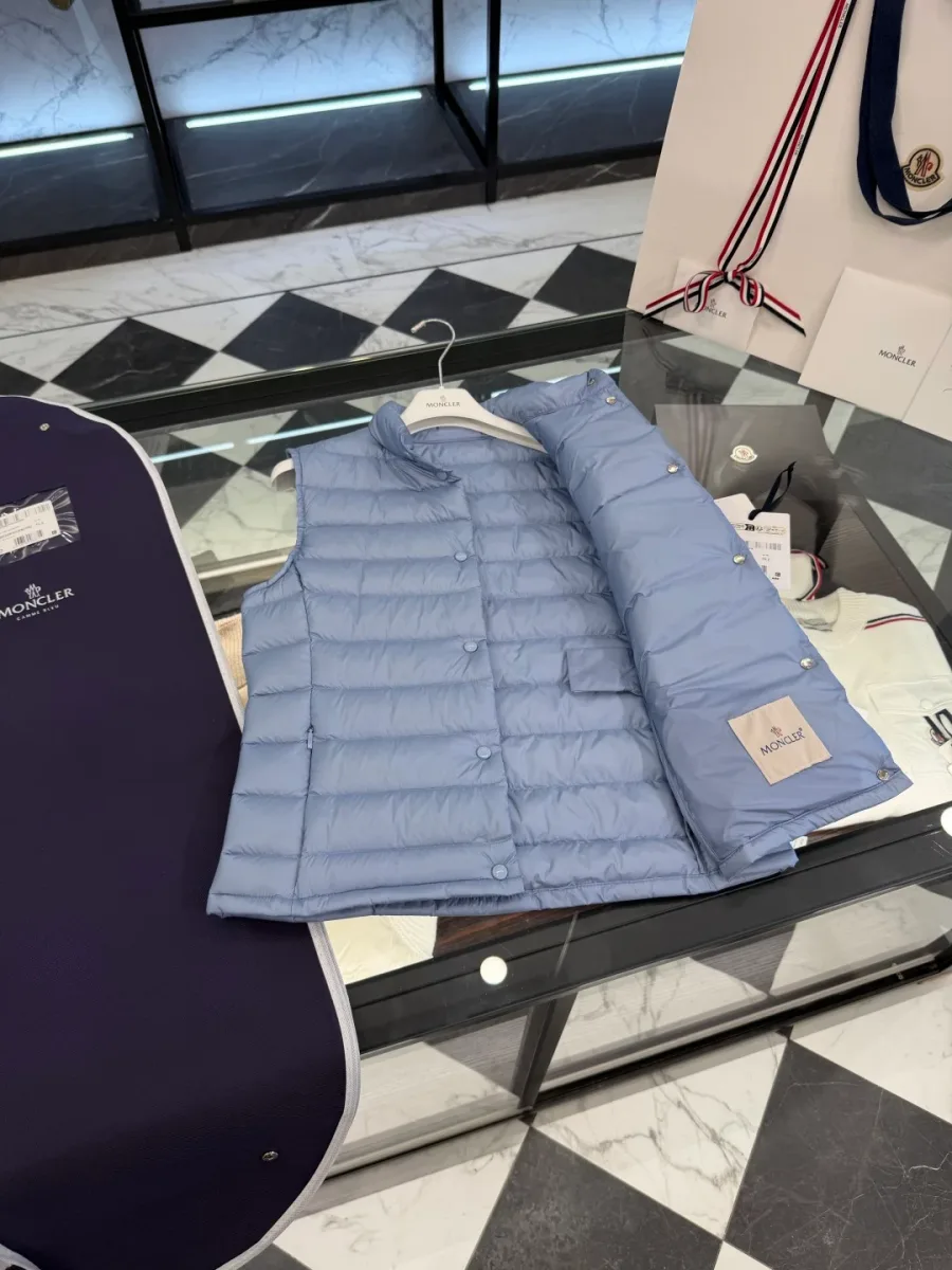 Распахнутый жилет Moncler светло-голубого цвета с видом на внутреннюю отделку