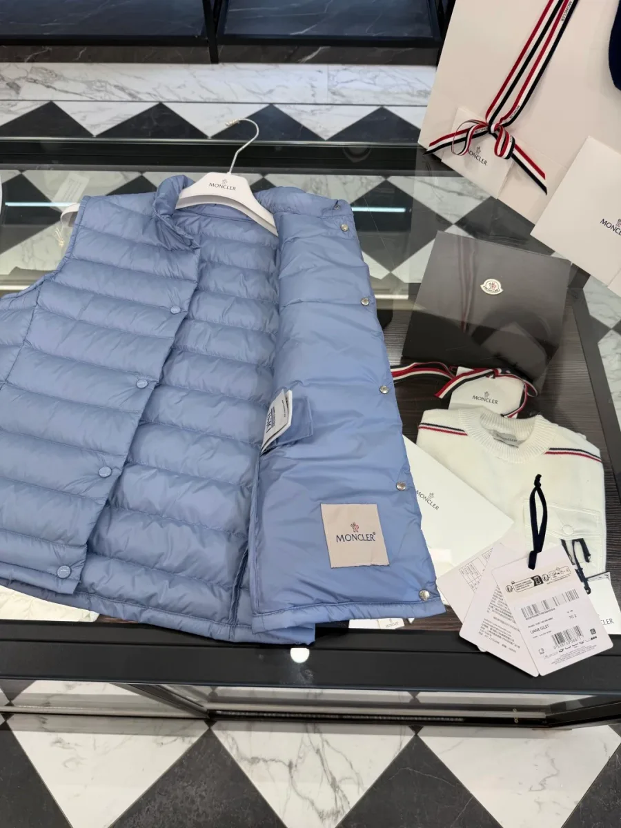 Внутренний ярлык и бирка на подкладке жилета Moncler Liane
