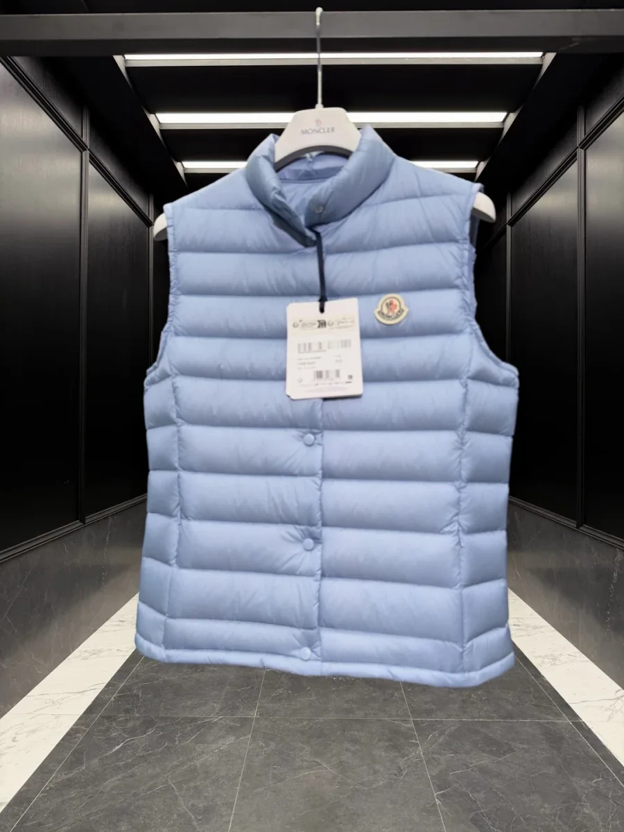 Светло-голубой стеганый пуховый жилет Moncler, фронтальный ракурс