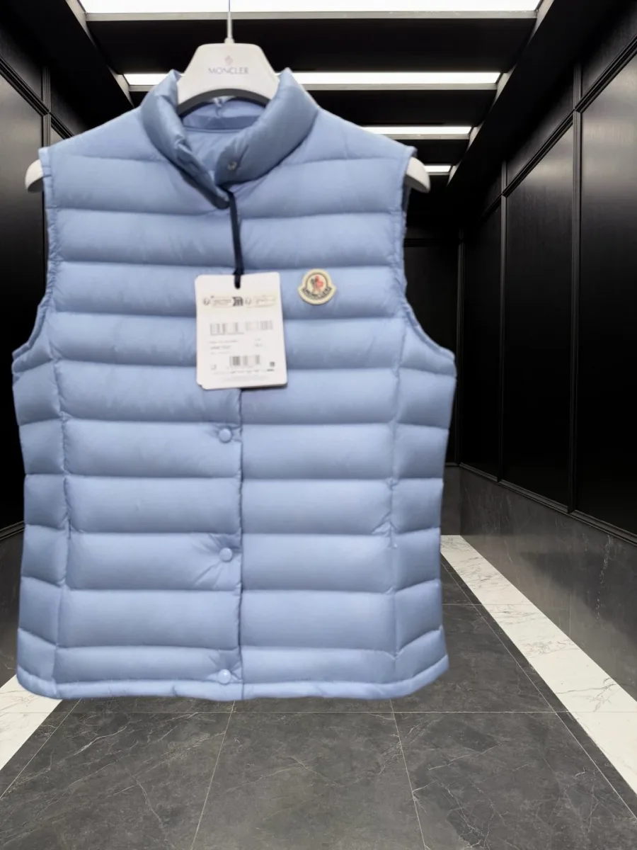 Стеганый женский жилет Moncler Liane на плечиках, вид спереди