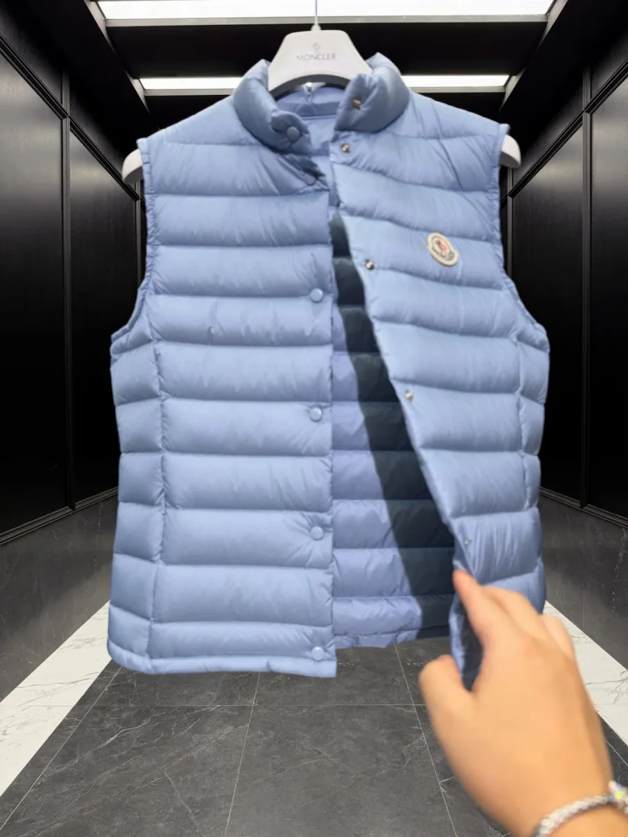Распахнутый светло-голубой пуховый жилет Moncler на кнопках