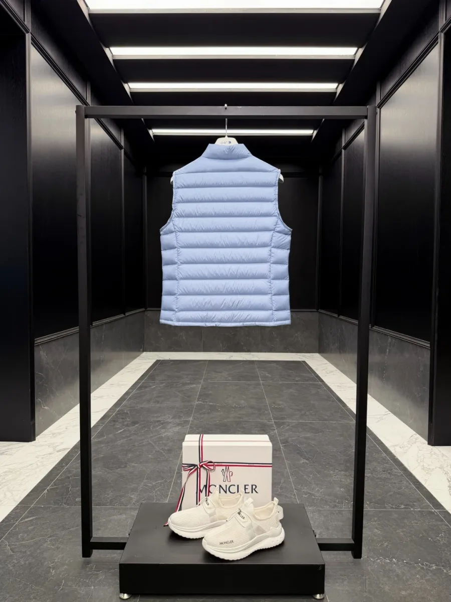 Светло-голубой стеганый жилет Moncler, вид со спины в витрине