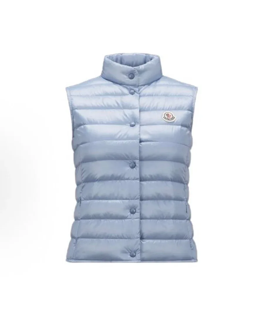 Светло-голубой пуховый жилет Moncler Liane, студийный кадр на белом фоне