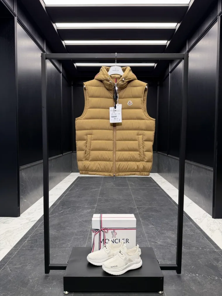 Moncler Бежевый пуховый жилет с капюшоном
