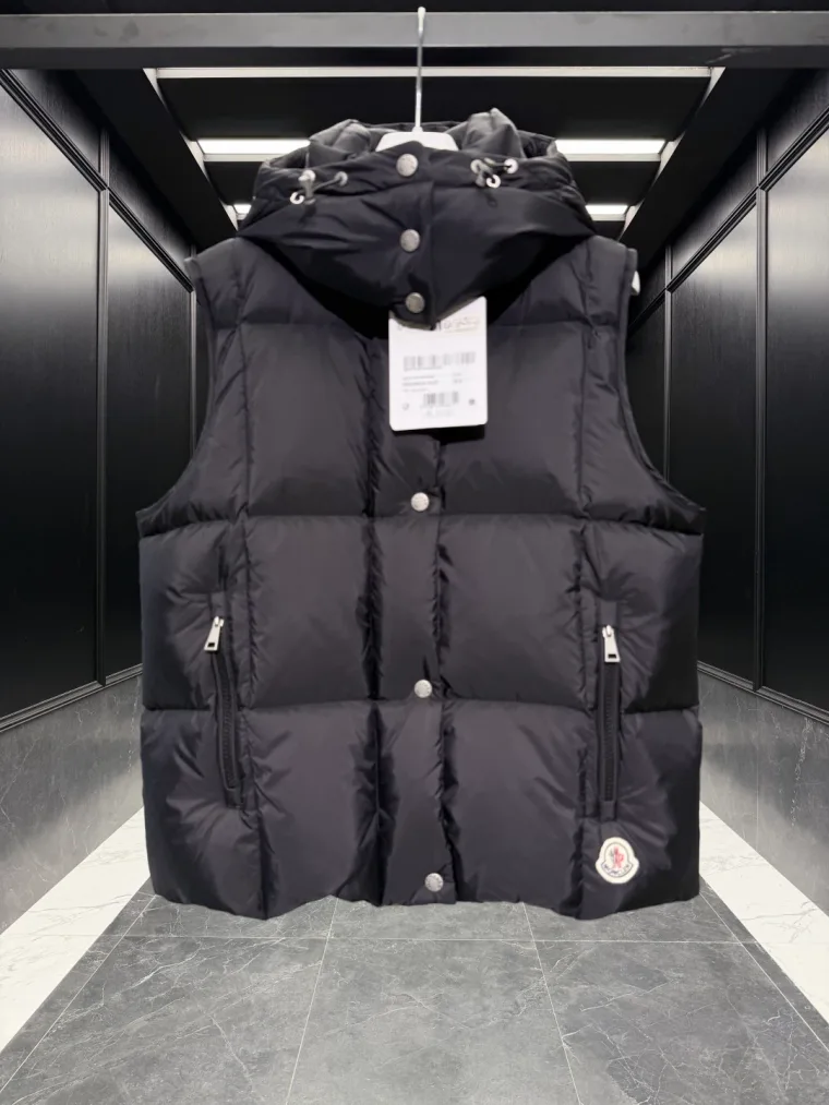 Moncler Чёрный пуховый жилет с капюшоном