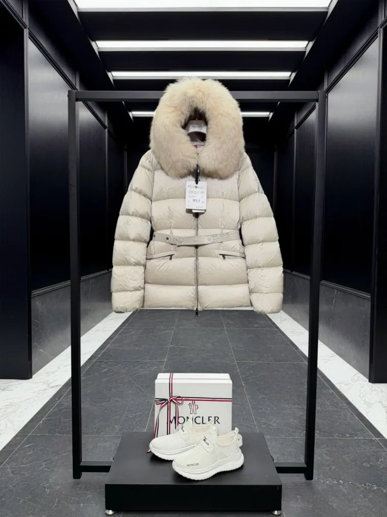 Moncler Бежевый стеганый пуховик Boed с поясом и меховой опушкой