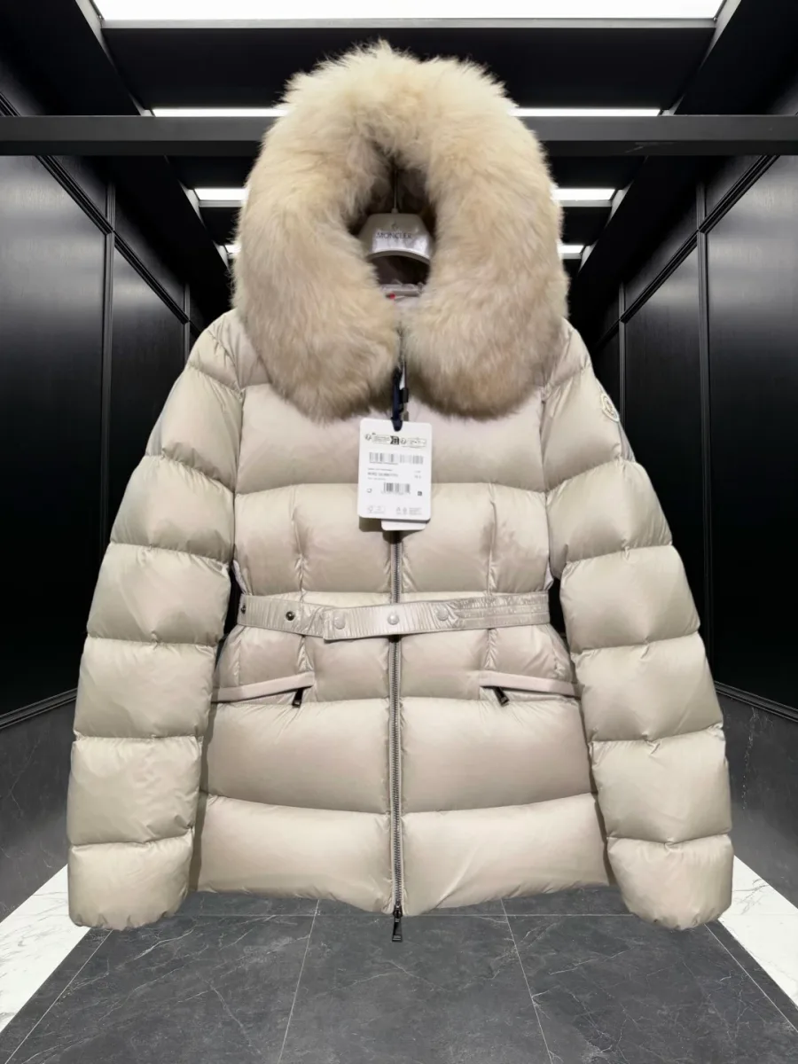 Бежевый пуховик Moncler с эластичным поясом на талии, вид спереди крупным планом