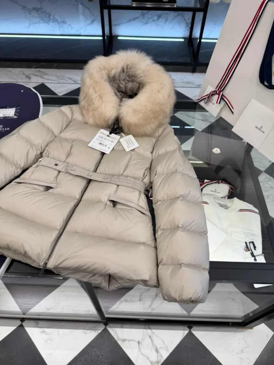 Раскладка бежевого пуховика Moncler с капюшоном и фирменным поясом с пряжкой