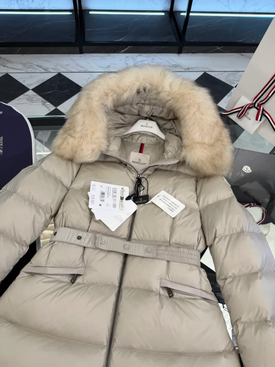 Воротник и капюшон с натуральным мехом бежевого пуховика Moncler