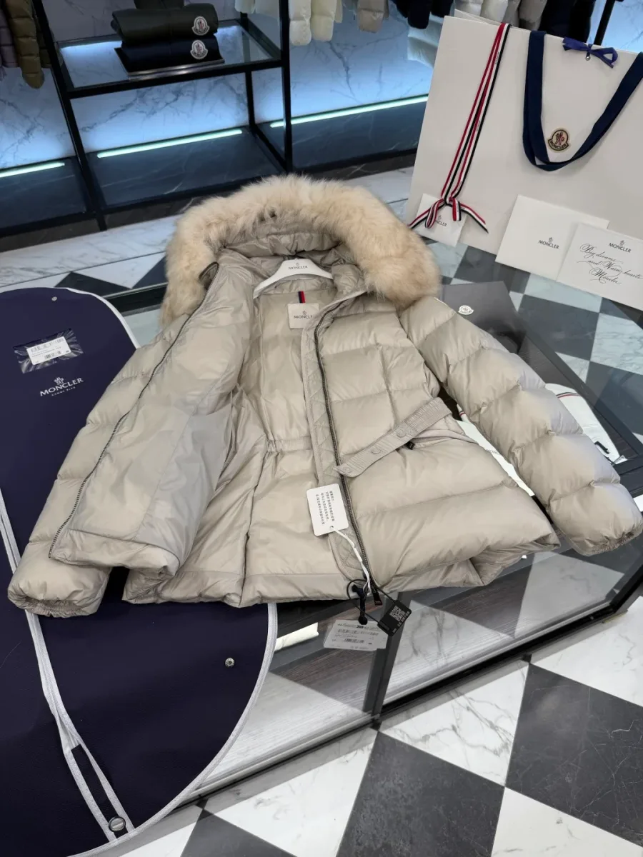 Внутренняя сторона расстегнутого пуховика Moncler со светлой подкладкой