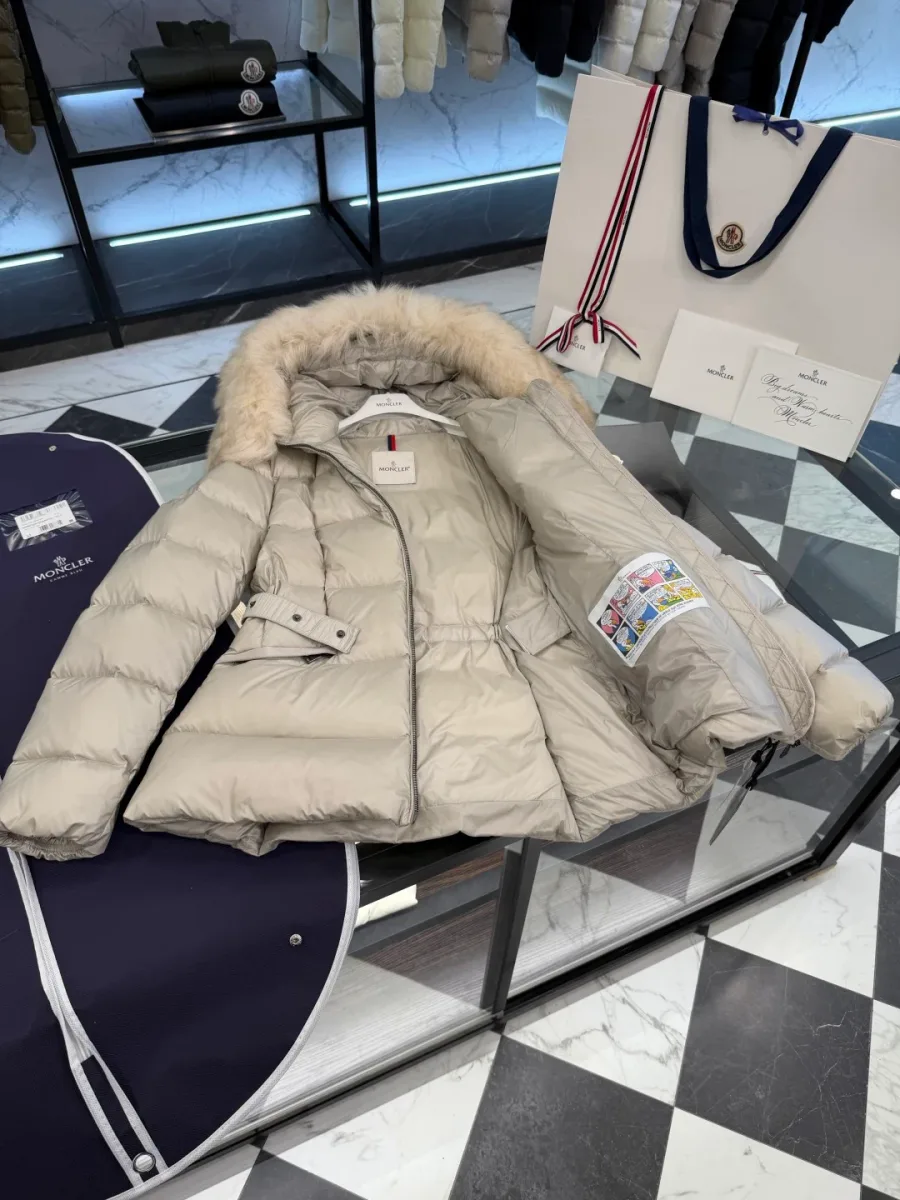Пуховик Moncler в расстегнутом виде с фирменным комиксом на подкладке
