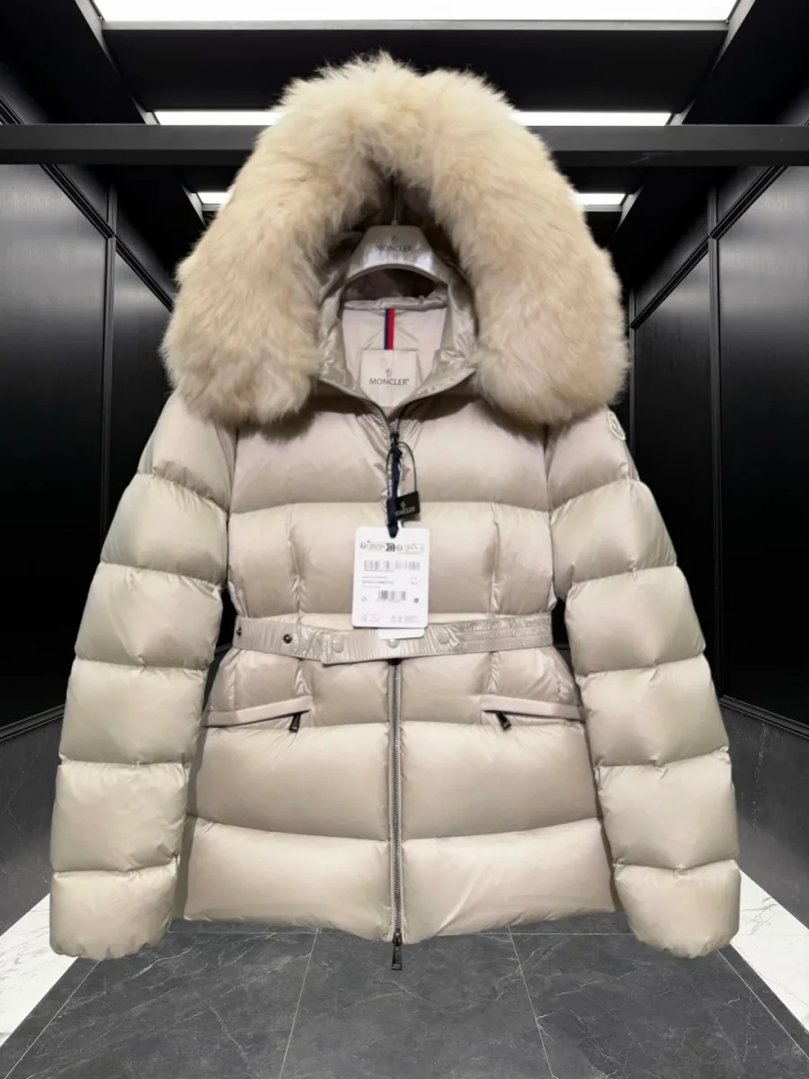 Пуховая куртка Moncler бежевого цвета с капюшоном и поясом на молнии