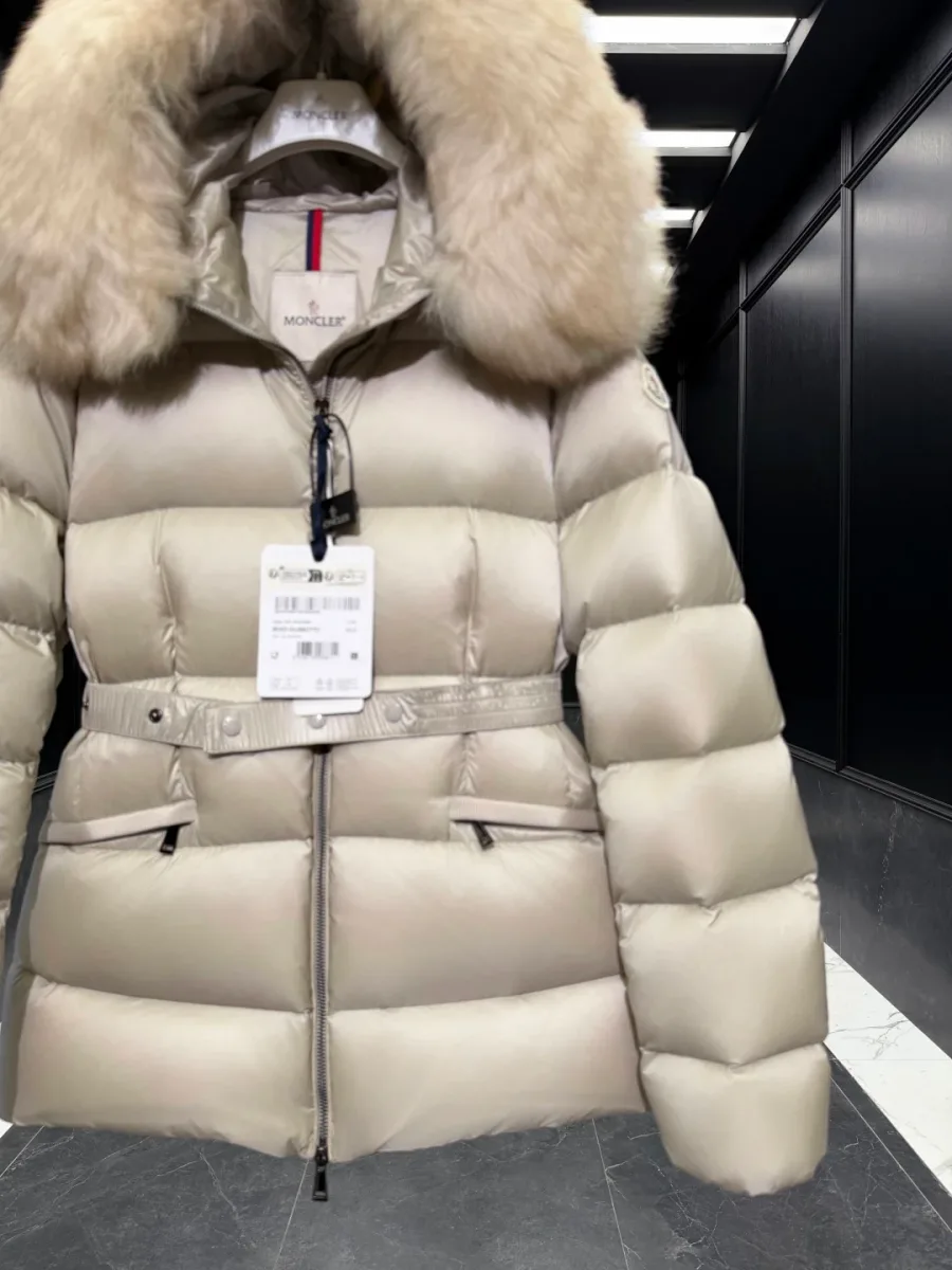 Фронтальная часть бежевого пуховика Moncler с воротником из пышного меха