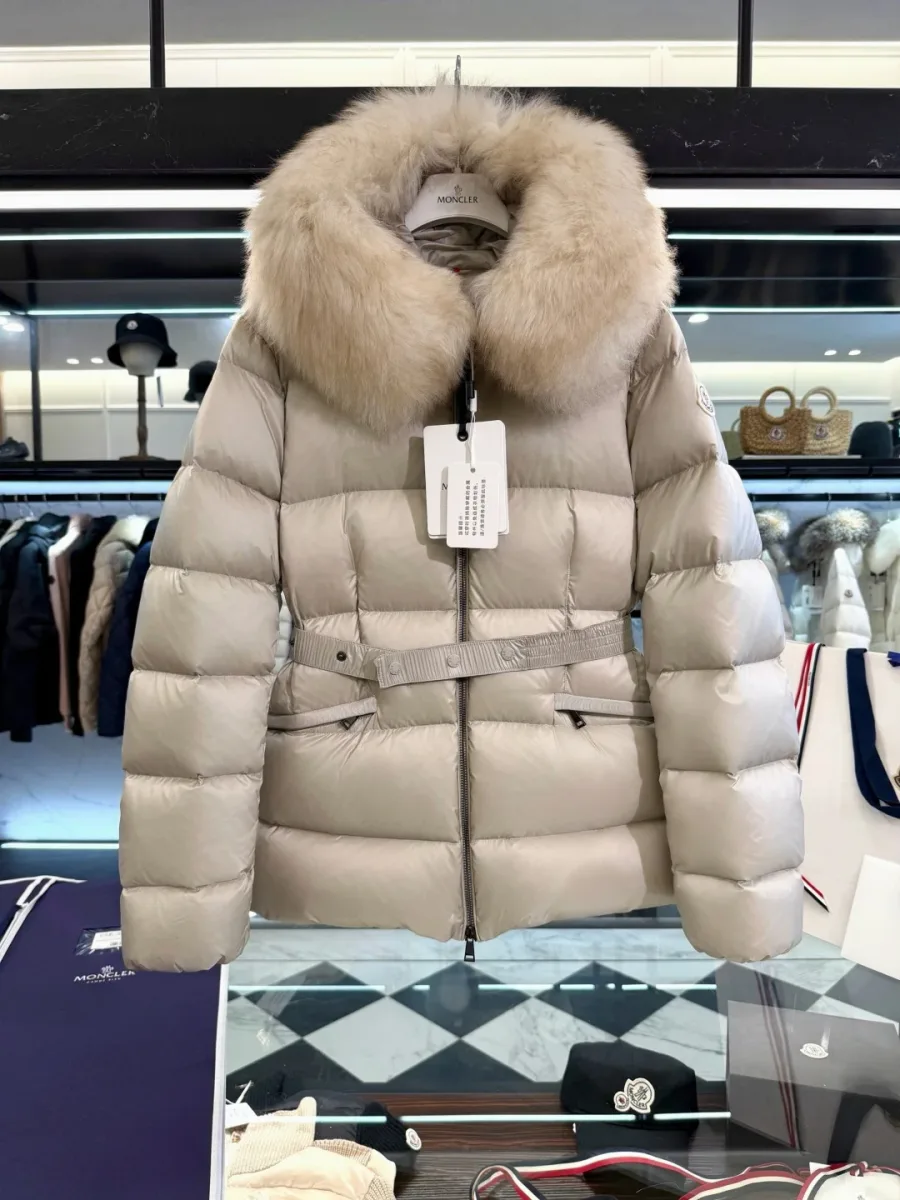 Бежевый женский пуховик Moncler с меховой опушкой на плечиках, фронтальный ракурс