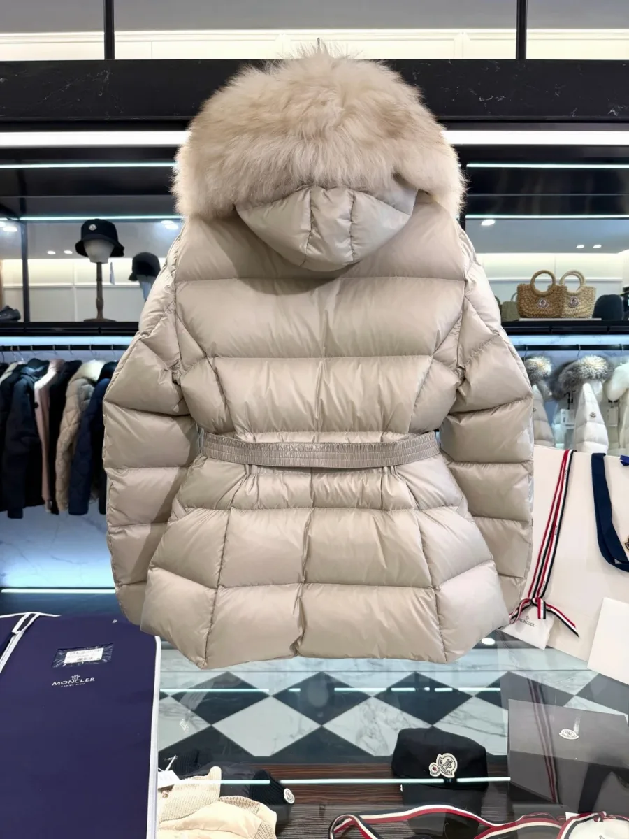 Вид сзади стеганого пуховика Moncler с капюшоном и эластичным ремнем