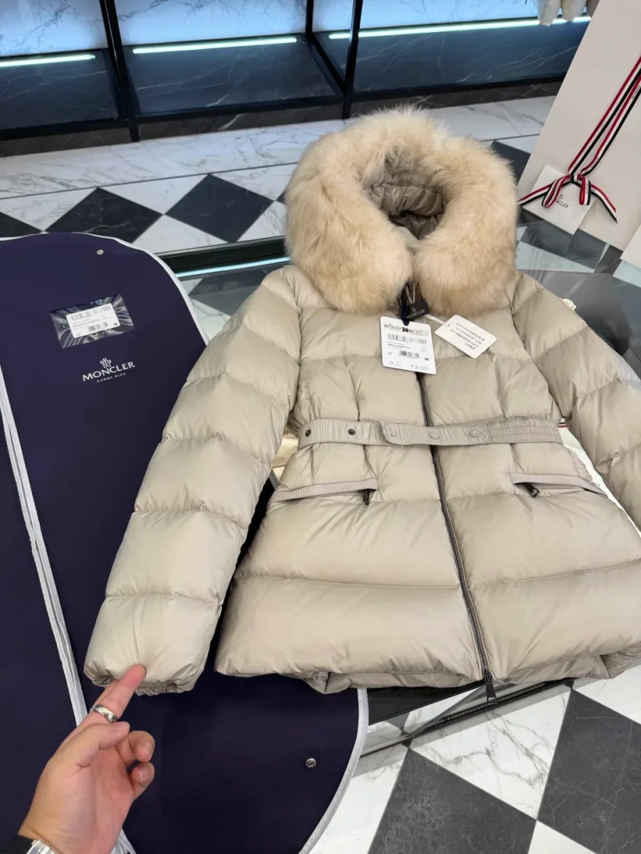 Бежевая пуховая куртка Moncler, вид рукава и кармана на молнии крупным планом