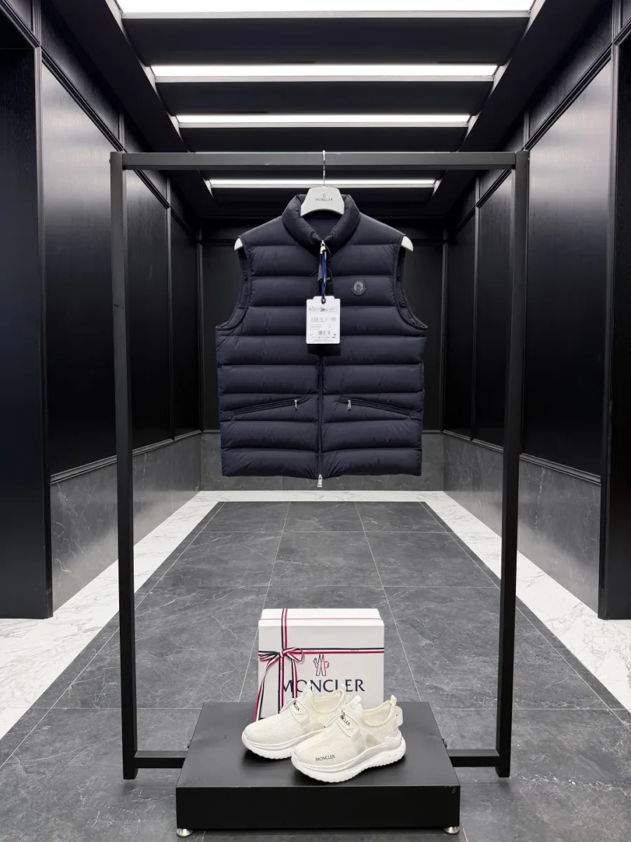 Тёмно-синий стёганый жилет Moncler с воротником-стойкой на рейле, вид спереди в полный рост