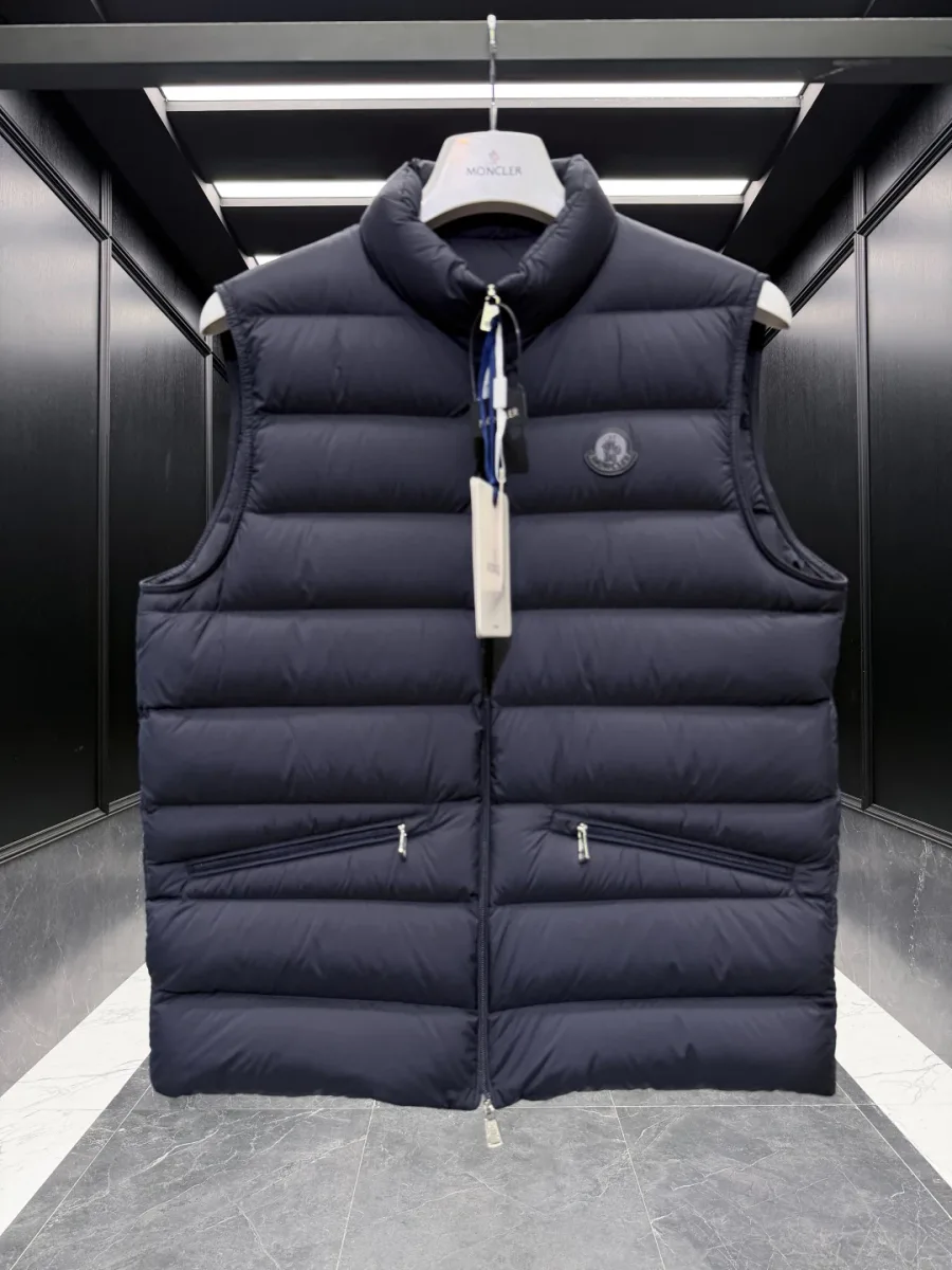Тёмно-синий стёганый жилет Moncler прямого кроя с двумя прорезными карманами, крупный план спереди