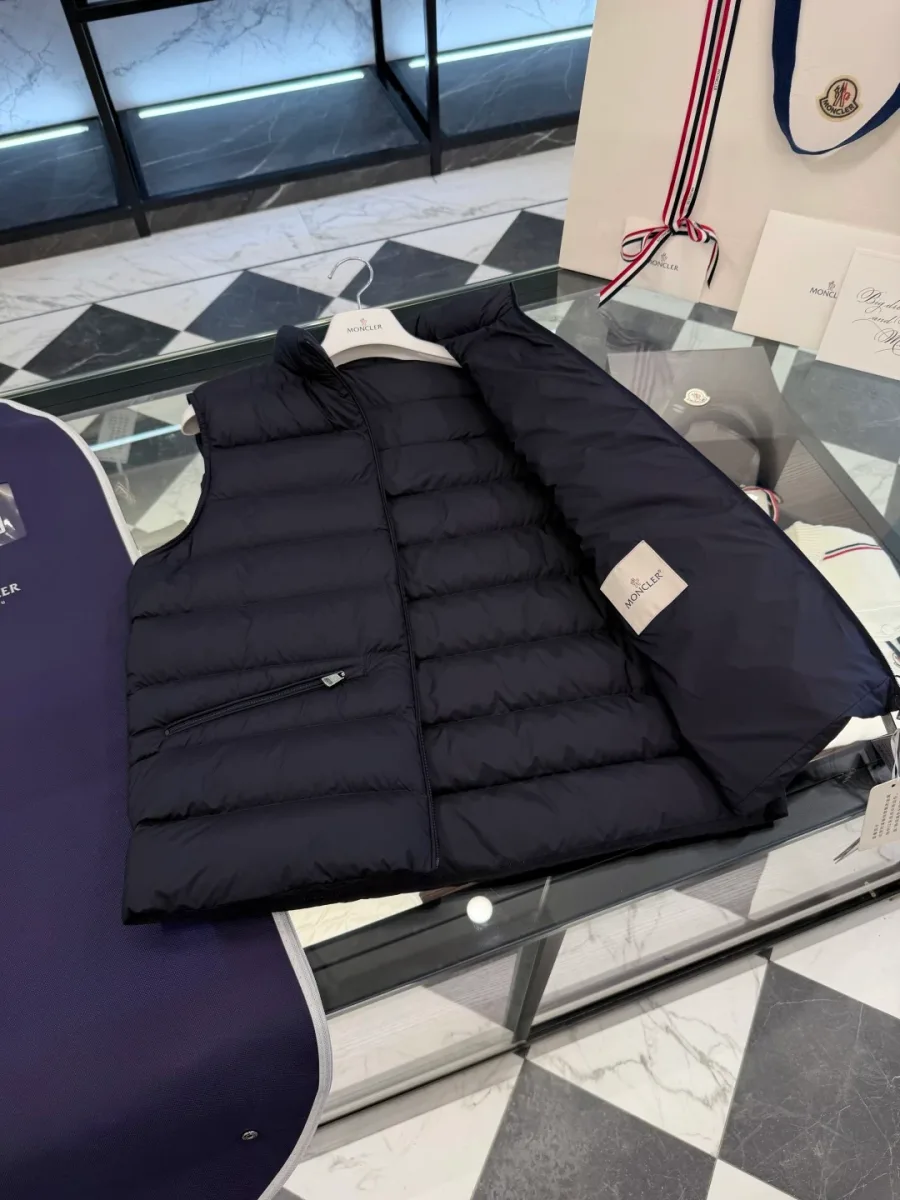 Внутренняя сторона тёмно-синего жилета Moncler с фирменной светлой биркой на левой полочке