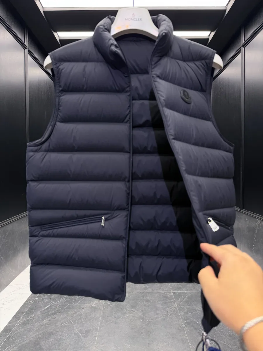 Тёмно-синий стёганый жилет Moncler с расстёгнутой молнией и видом на внутреннюю стёганую подкладку