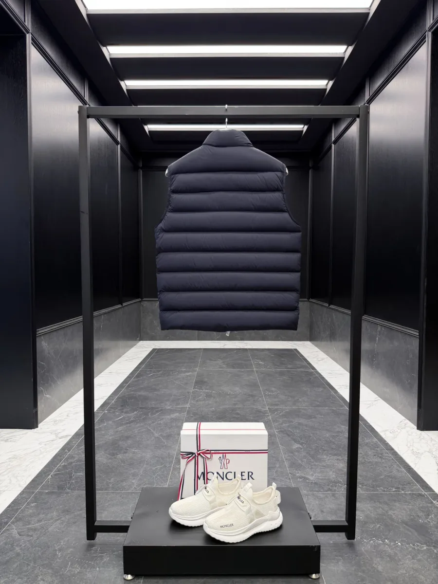 Тёмно-синий стёганый жилет Moncler на рейле с равномерной горизонтальной стёжкой, вид со спины