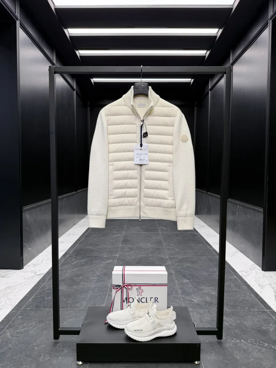 Вязаный кардиган Moncler молочно-белого цвета со стёганым передом, общий план