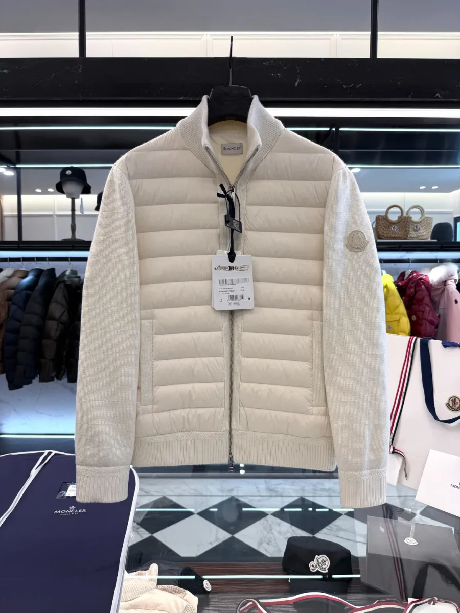 Светлый трикотажный кардиган с нейлоновой полочкой Moncler, фронтальный ракурс