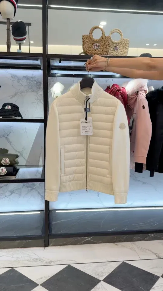 Белый комбинированный кардиган Moncler на вешалке в руке, вид спереди