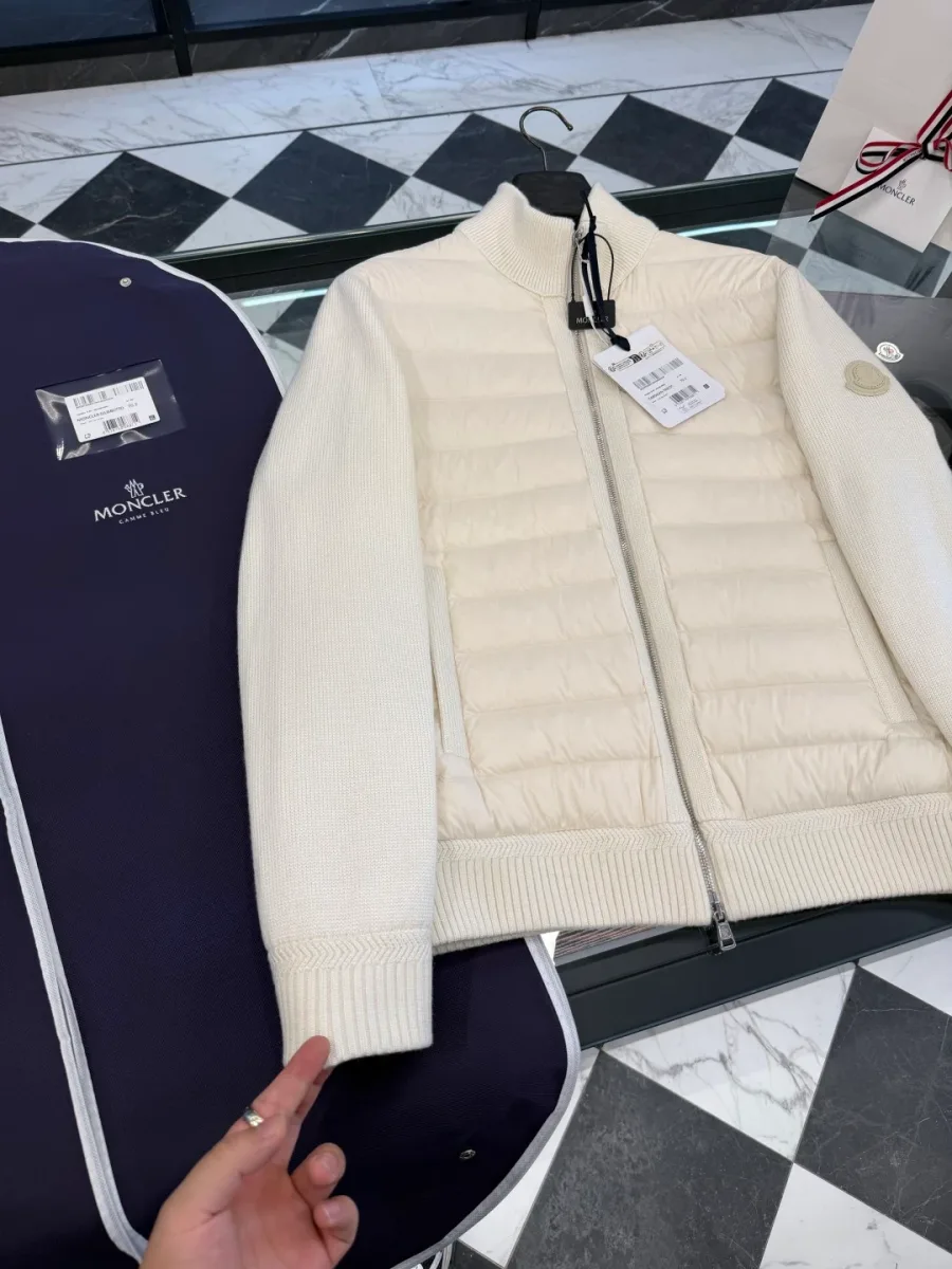 Деталь вязаного рукава и эластичной манжеты белого кардигана Moncler