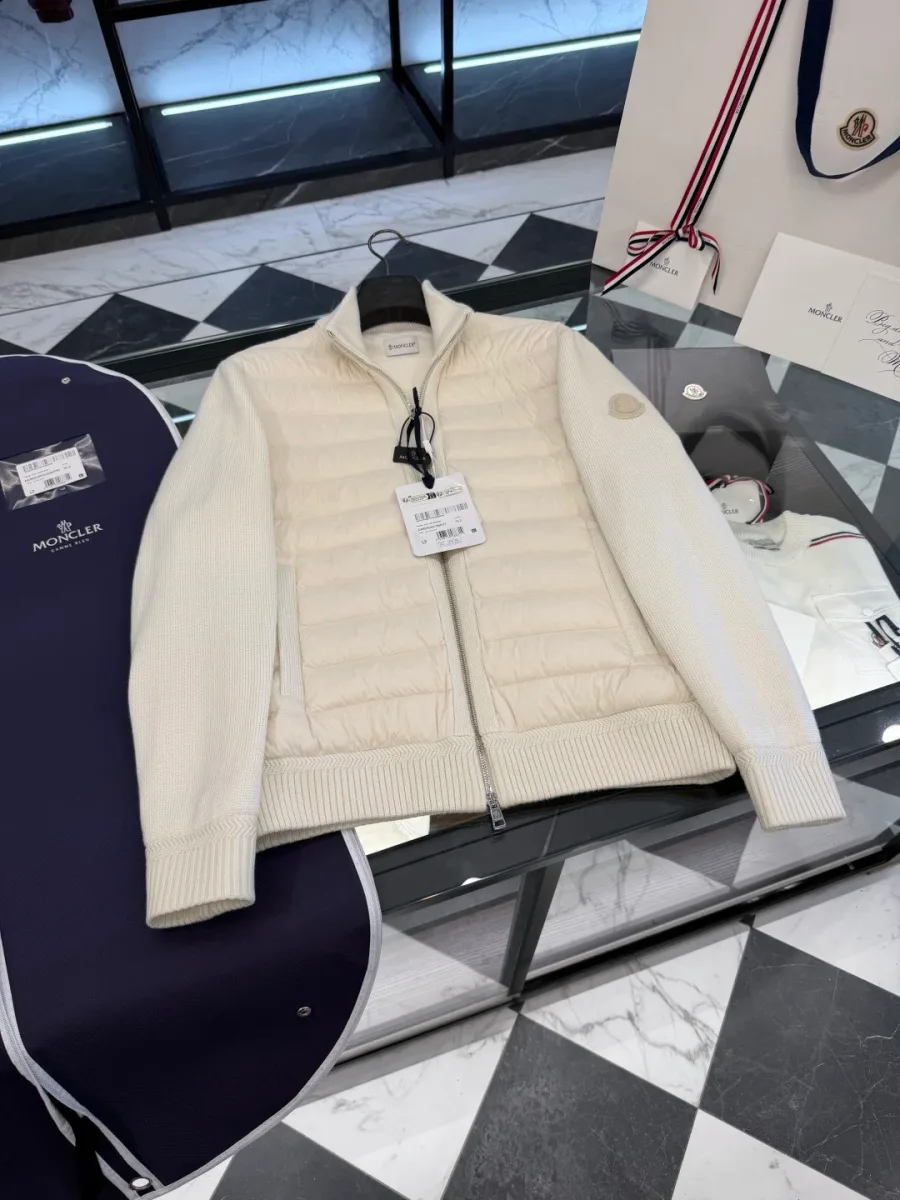 Комбинированный белый кардиган Moncler в разложенном виде на стеклянном столе