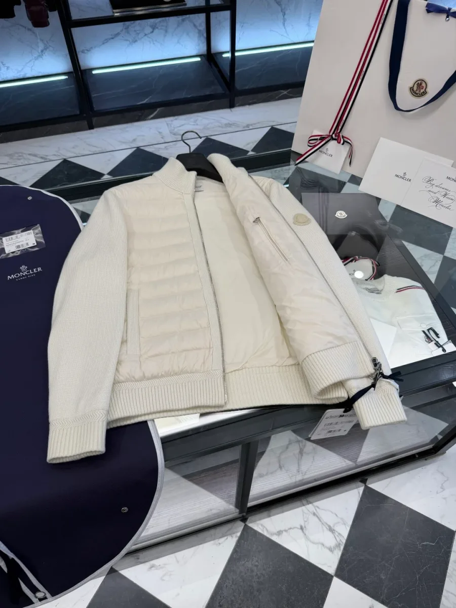 Внутренняя сторона и подкладка белого кардигана Moncler крупным планом