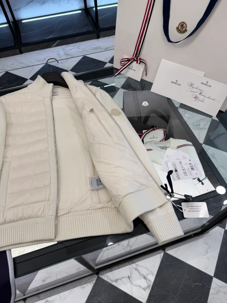 Вид расстёгнутого кардигана Moncler из белой шерсти и нейлона изнутри