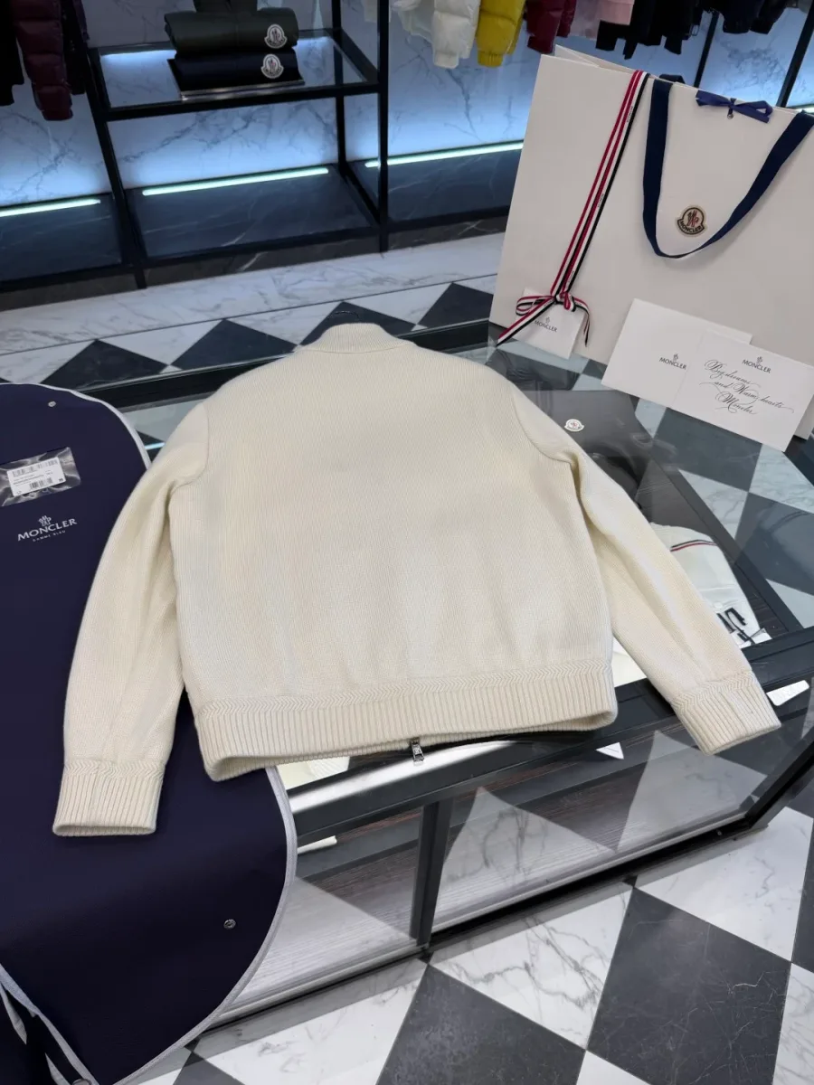 Спинка белого трикотажного кардигана Moncler мелкой вязки в разложенном виде