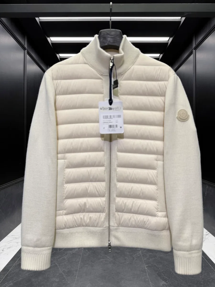 Светлый комбинированный кардиган Moncler с воротником-стойкой на молнии, средний план
