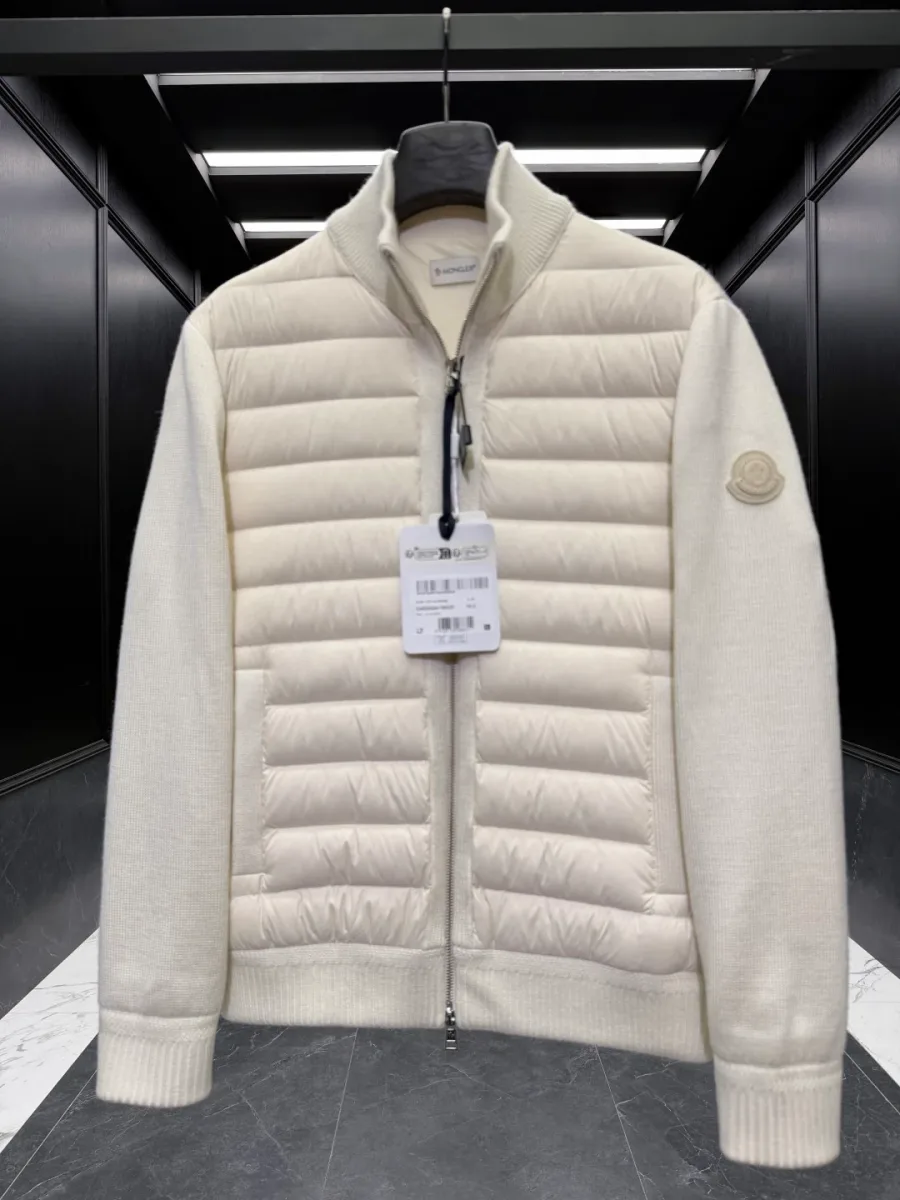 Белый кардиган Moncler крупным планом: пуховая стёганая полочка и бирка на замке