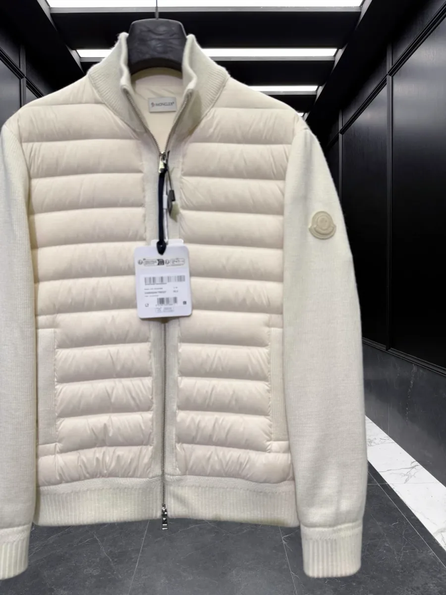 Передняя часть белого шерстяного кардигана Moncler с горизонтальной стёжкой