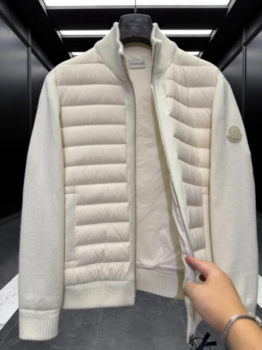 Расстёгнутый белый кардиган Moncler, демонстрация светлой подкладки и внутренней отделки