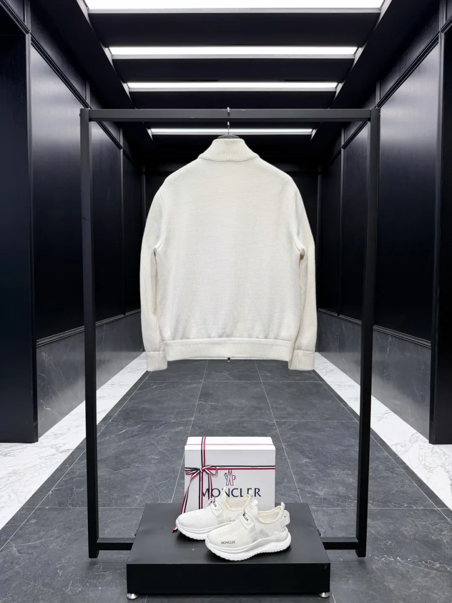 Белый вязаный кардиган Moncler на вешалке, вид сзади со стороны спинки