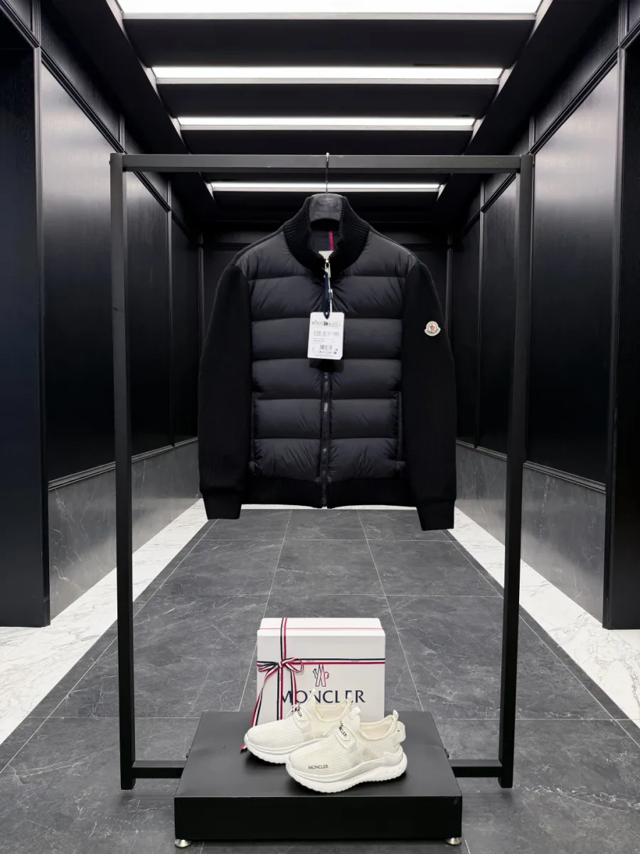 Чёрный комбинированный кардиган Moncler на вешалке в интерьере бутика