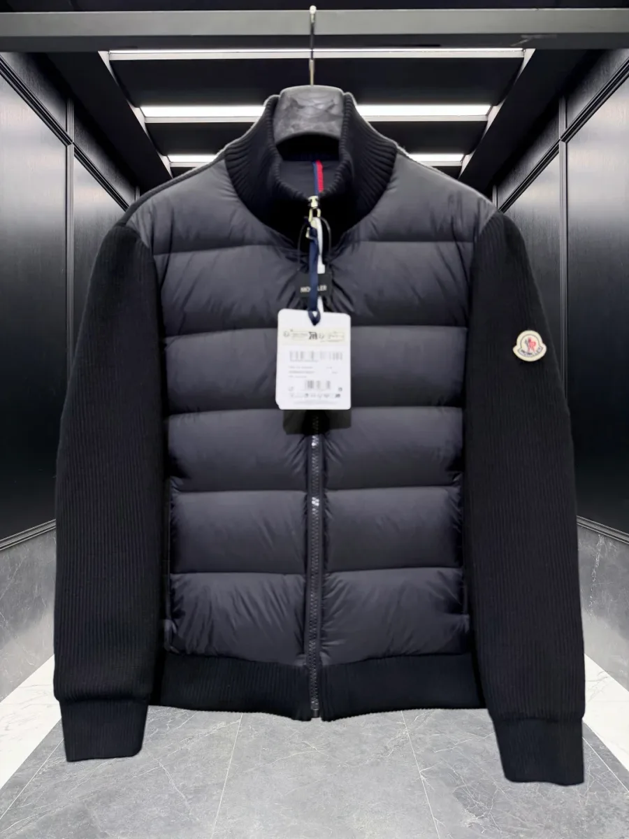Стёганый чёрный кардиган Moncler крупным планом спереди с бирками