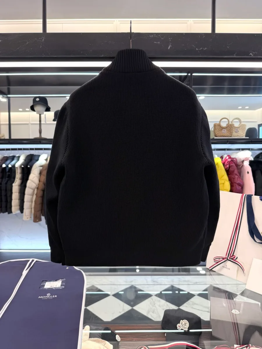 Вязаная спинка чёрного кардигана Moncler крупным планом