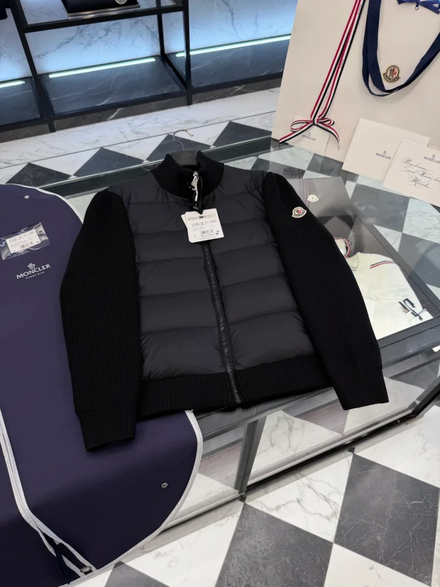 Чёрный кардиган Moncler в раскладке на стеклянном столике бутика