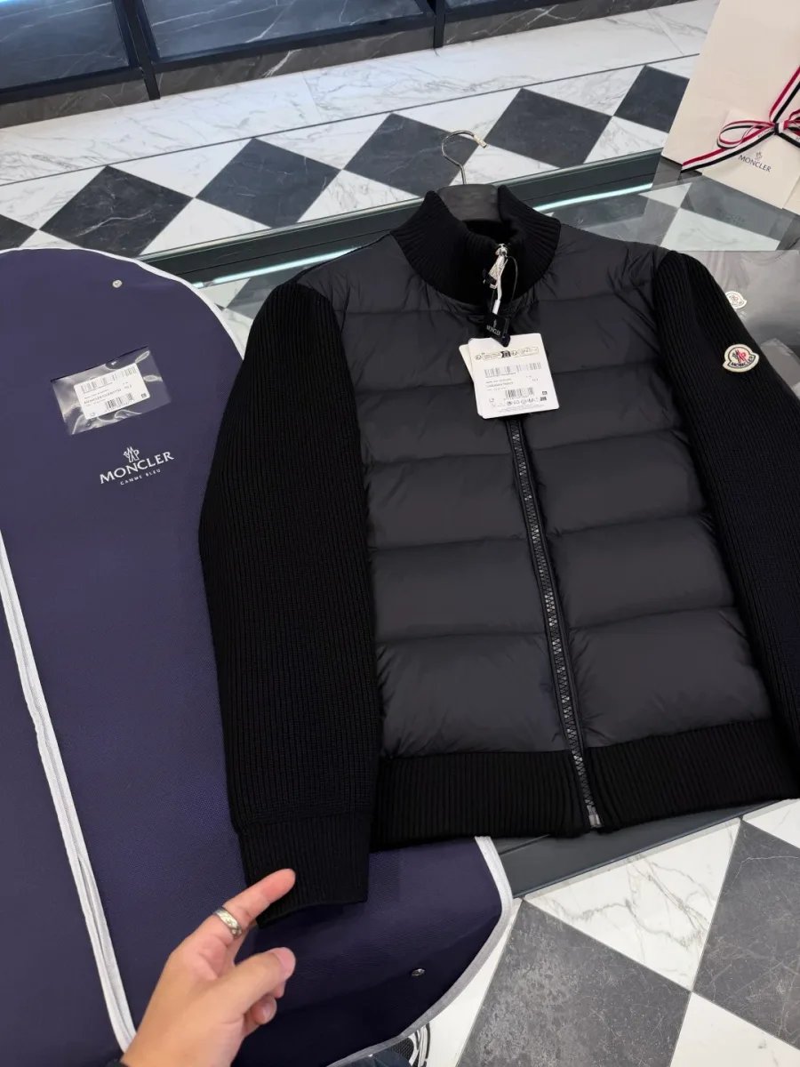 Вязаный манжет и рукав мужского кардигана Moncler крупным планом