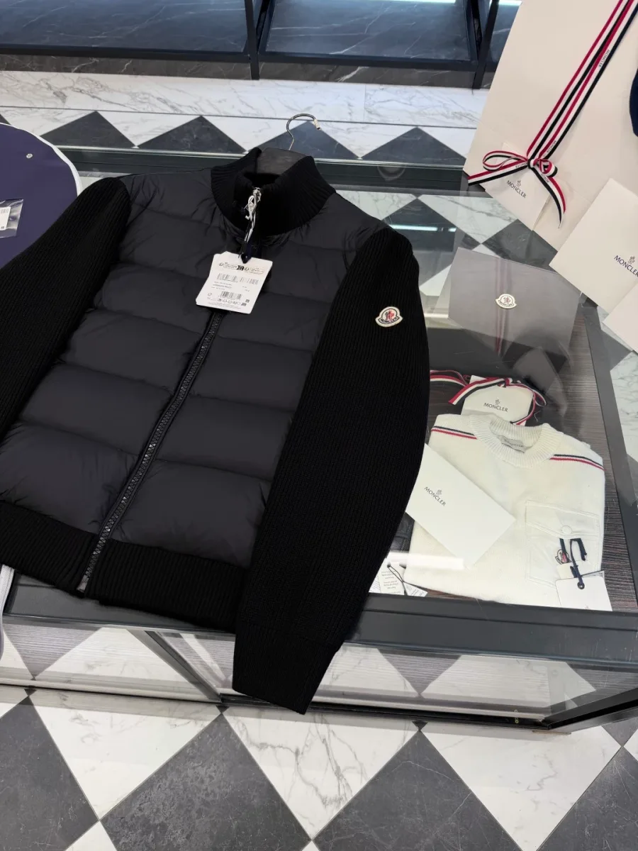 Раскладка чёрного кардигана Moncler с фирменными бирками и чехлом