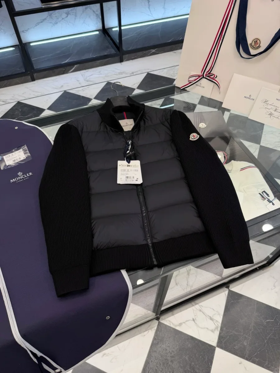 Чёрный кардиган Moncler с пуховой планкой на стеклянном столе